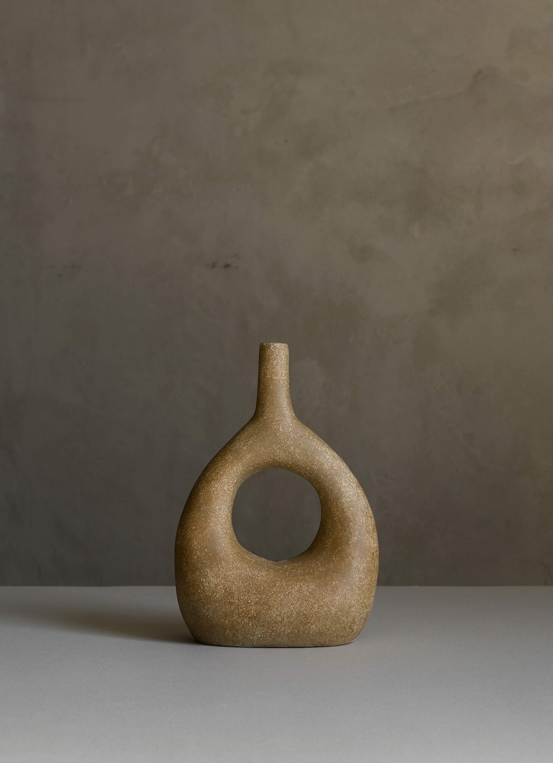Viv Lee - Handmade stoneware vessel - Limited edition - Holo06 - medium buff