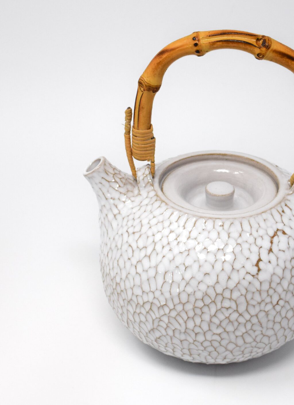 Aurore Vienna - Carved Ceramic Teapot with Bamboo Handle - white