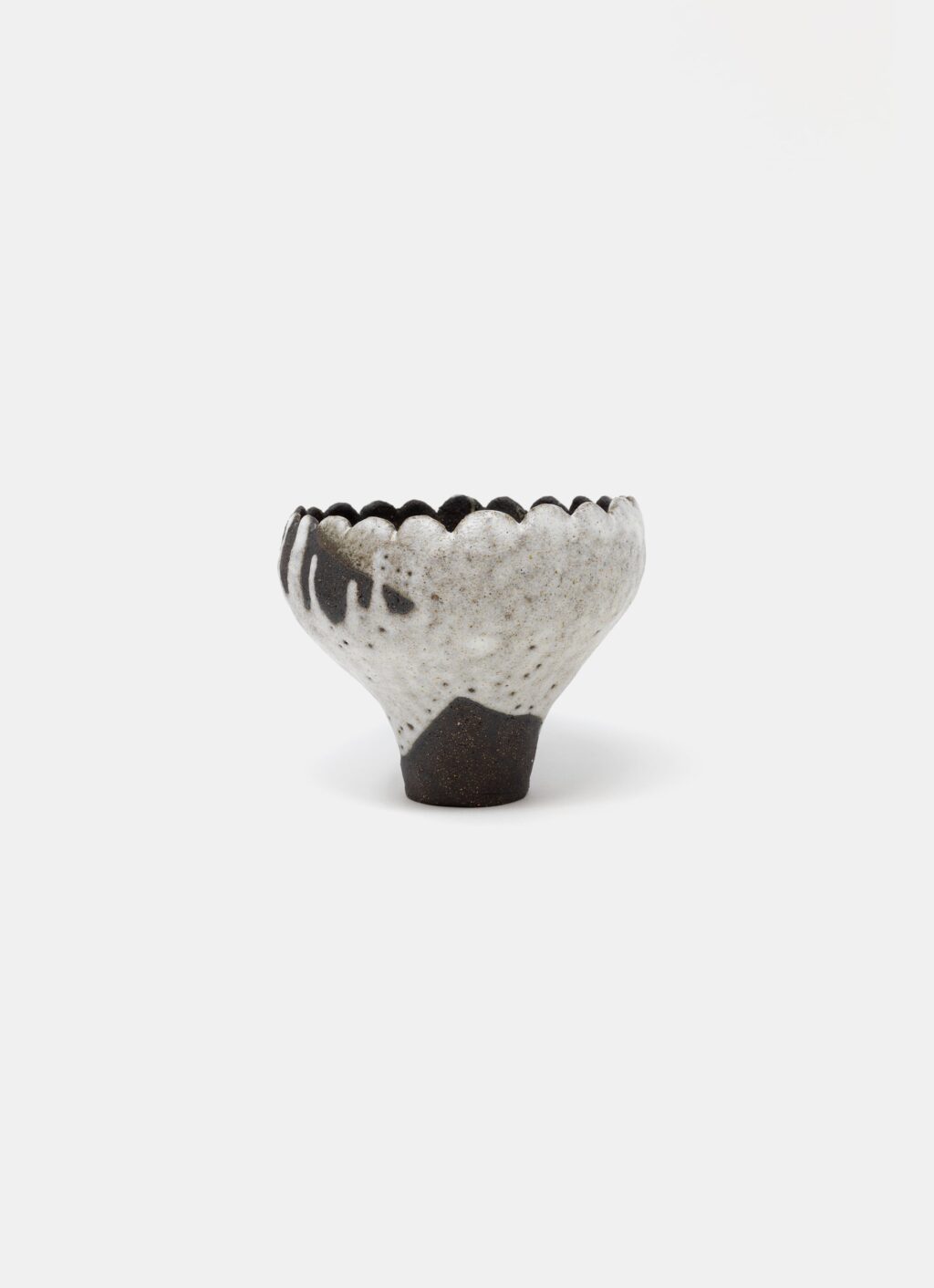Mano Mani - Ikebana Vase - Dark Stoneware and white glaze - 1