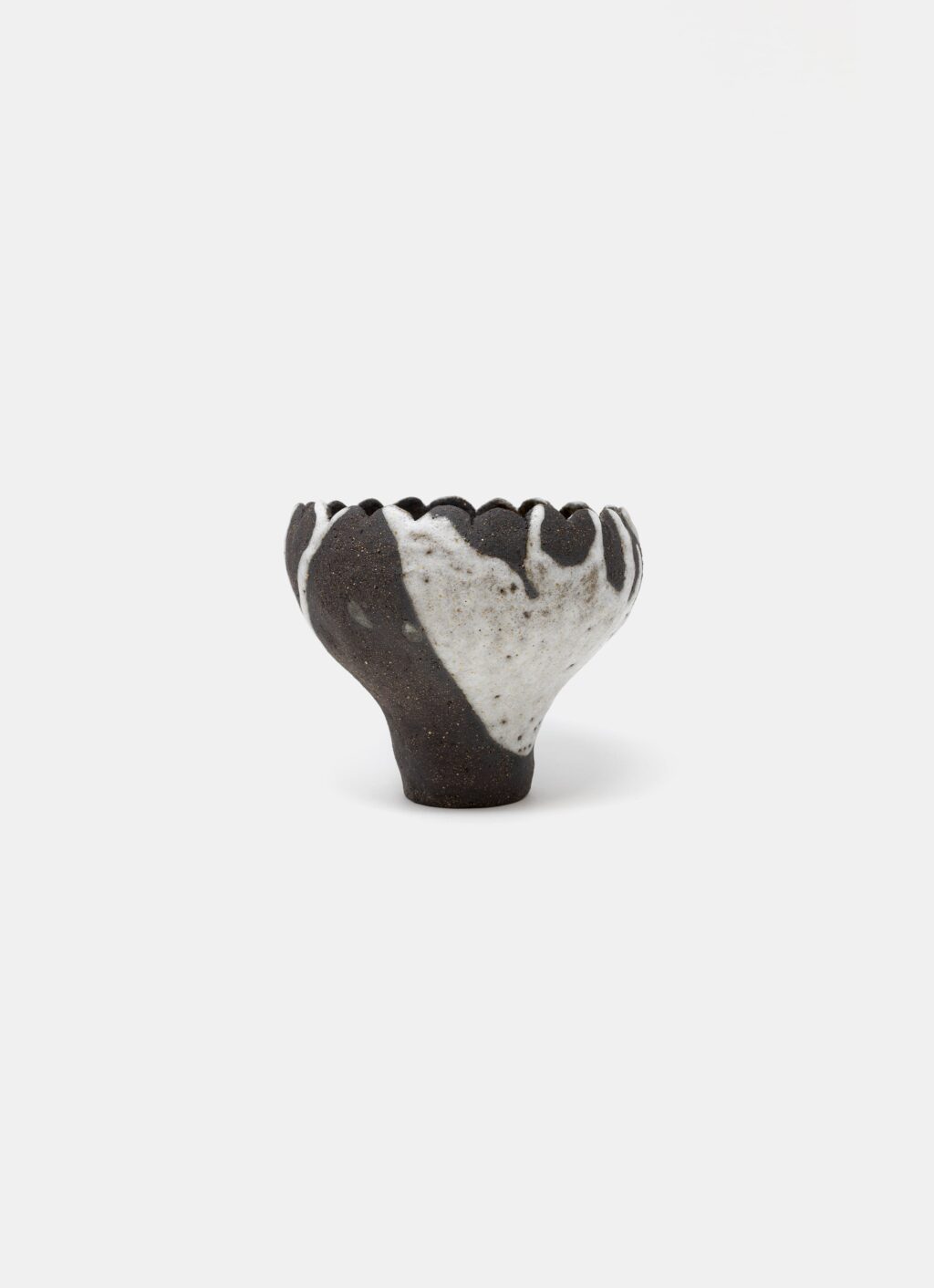 Mano Mani - Ikebana Vase - Dark Stoneware and white glaze - 1