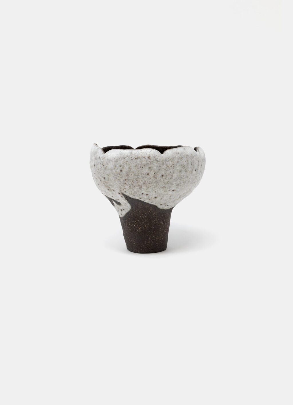 Mano Mani - Ikebana Vase - Dark Stoneware and white glaze - 2