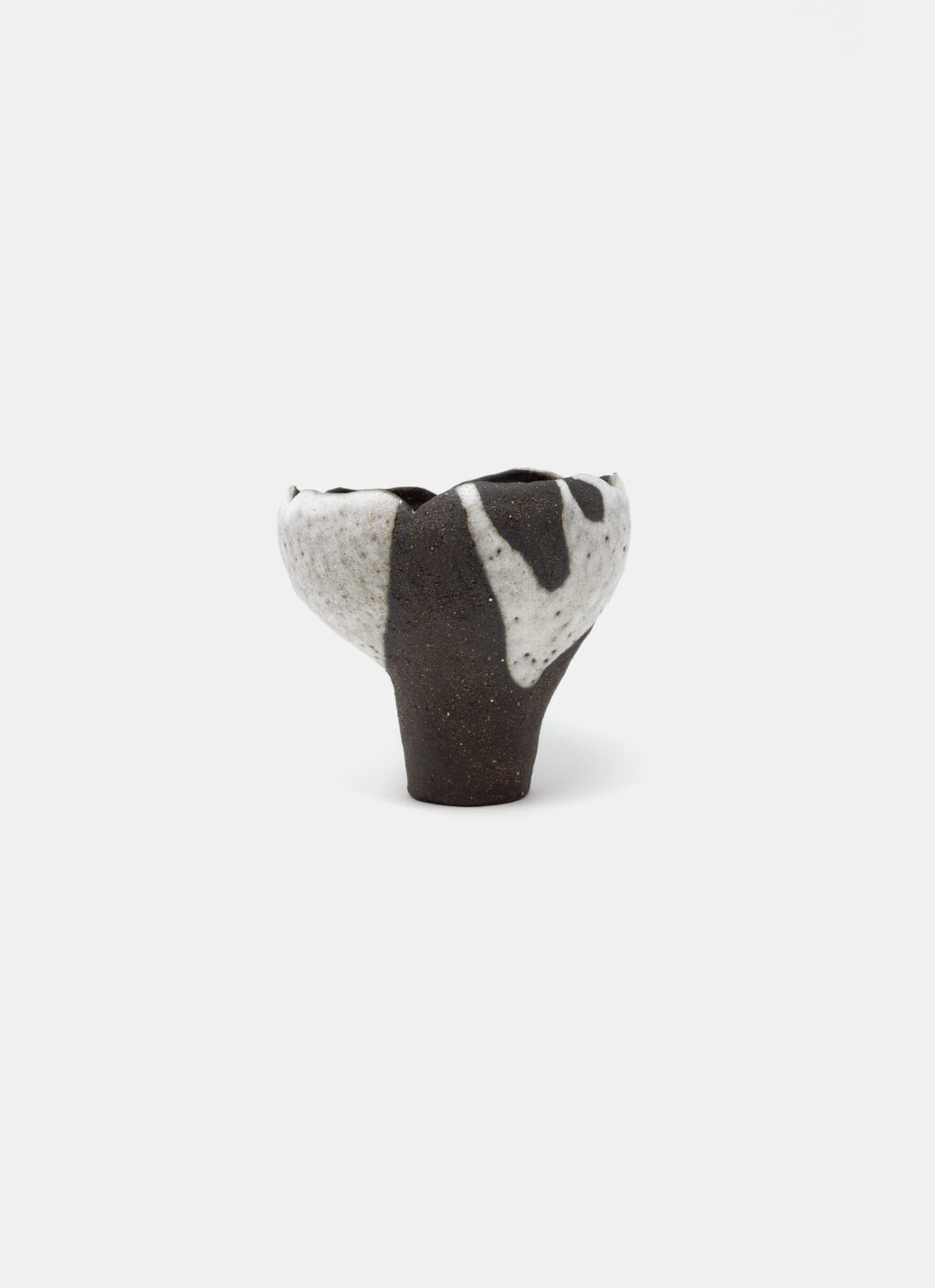 Mano Mani - Ikebana Vase - Dark Stoneware and white glaze - 2