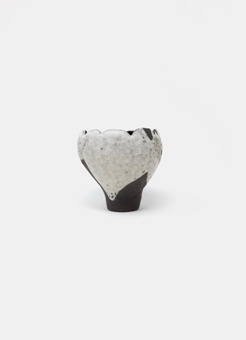 Mano Mani - Ikebana Vase - Dark Stoneware and white glaze - 3