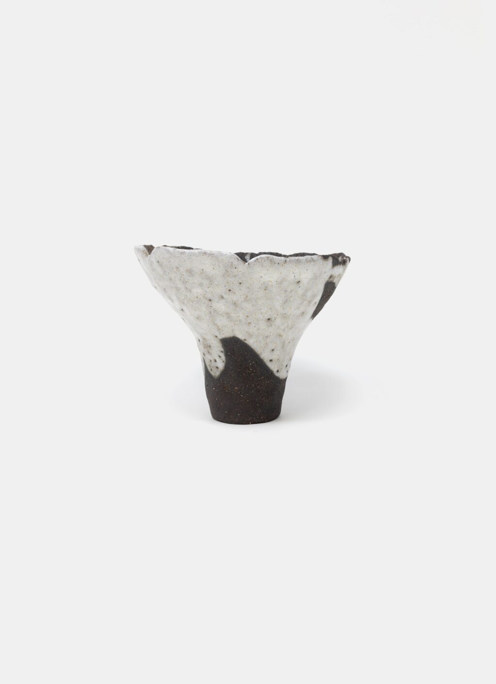 Mano Mani - Ikebana Vase - Dark Stoneware and white glaze - 4