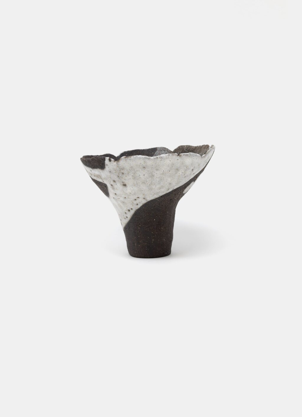 Mano Mani - Ikebana Vase - Dark Stoneware and white glaze - 4