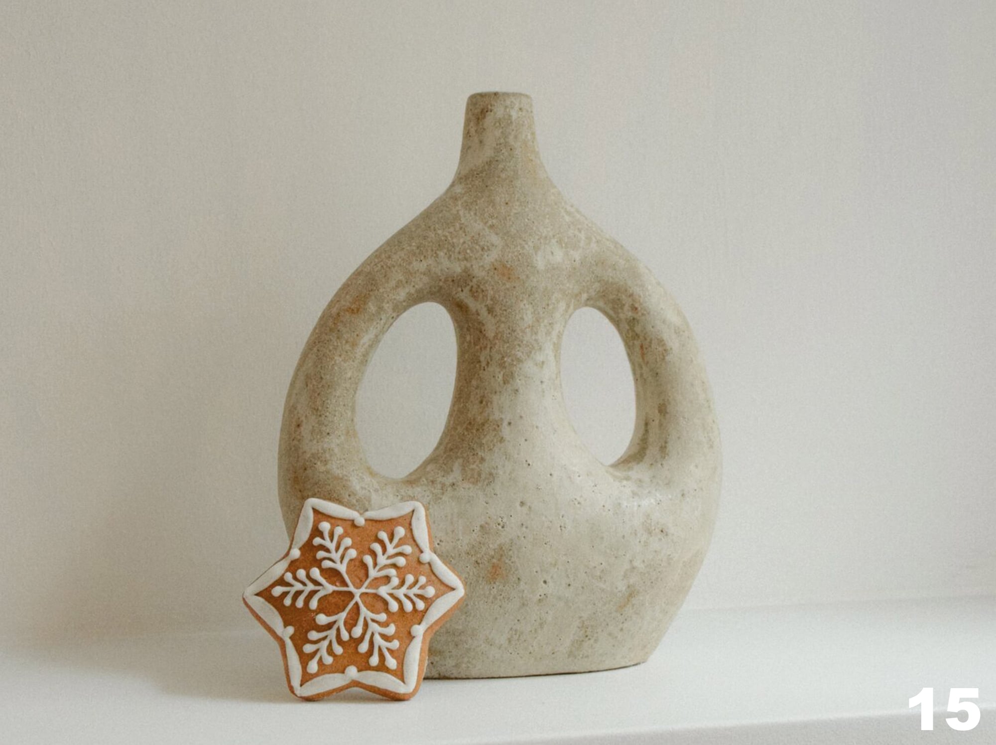 Dec15_Viv-Lee_Stoneware-vessel-wild-clay-Christmas-countdown_Holiday-gift-guide_volta_voltavienna_designgifts_handmade_oneofakind_giftideas_curatedgifts_giftshopvienna_festive-table_ornaments_candles