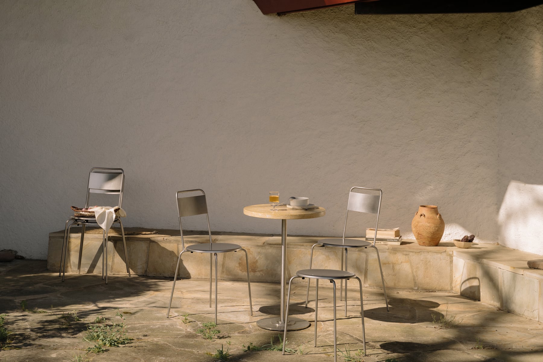 VOLTA_FRAMA-Petit-Rond-Series-Context-Image-Outdoor-Season_Outdoor-Furniture_Aluminium_Garden_Terrasse_Summer_Spring_Design