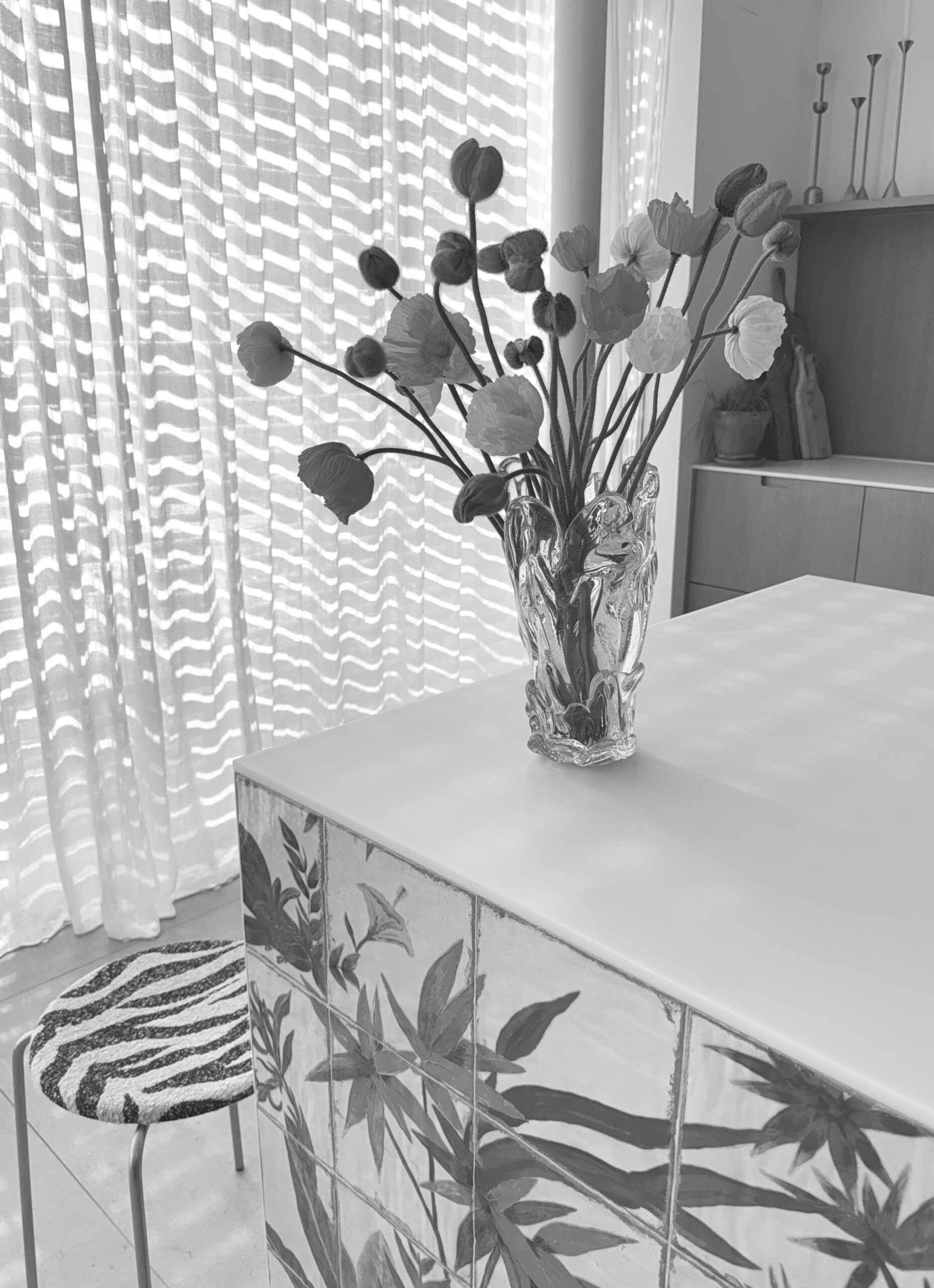 Volta_Folk_Vase_Handblown-Glass_Spring_Flowers_Handmade_Recycled_Responsive_Poppies