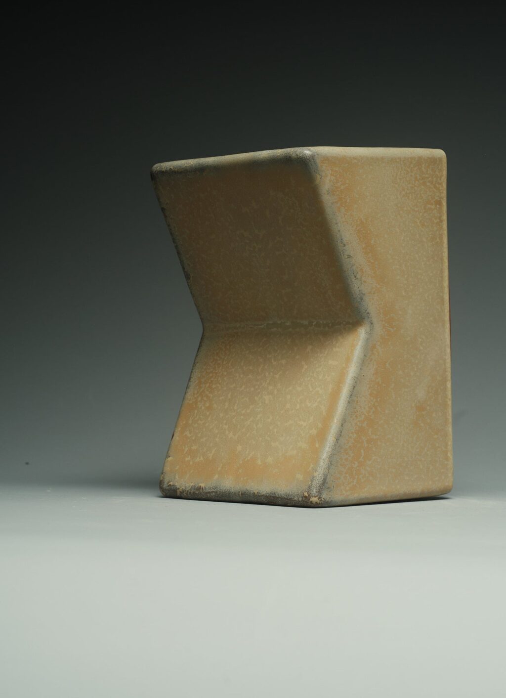 Apartamento - Xavier Mañosa’s Ceramic Bookstand