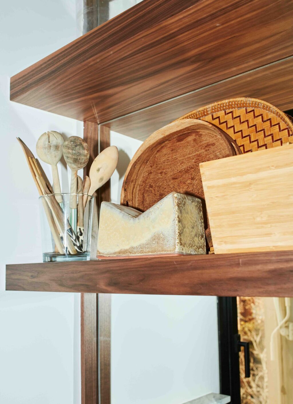 Apartamento - Xavier Mañosa’s Ceramic Bookstand